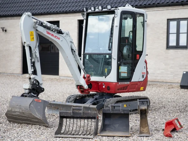Takeuchi TB216 minigraver